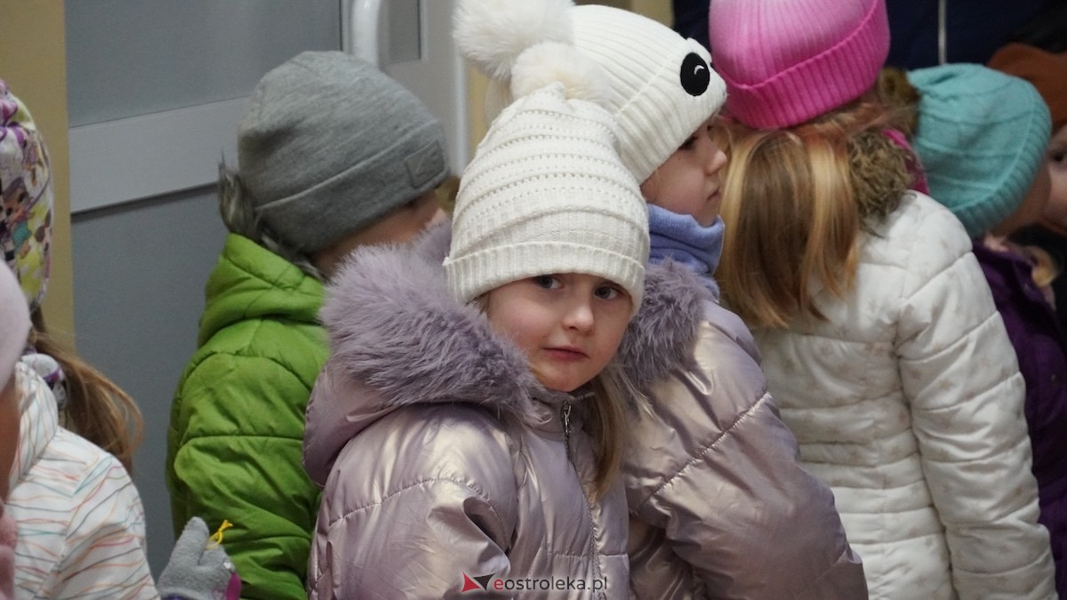 Ostrołęckie przedszkola wspólnie udekorowały choinkę w Handlowcu [4.12.2025] - zdjęcie #69 - eOstroleka.pl