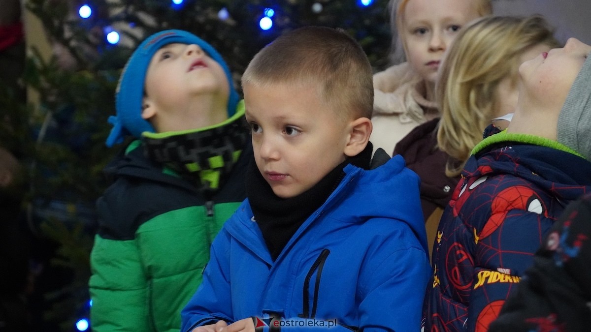 Ostrołęckie przedszkola wspólnie udekorowały choinkę w Handlowcu [4.12.2025] - zdjęcie #68 - eOstroleka.pl