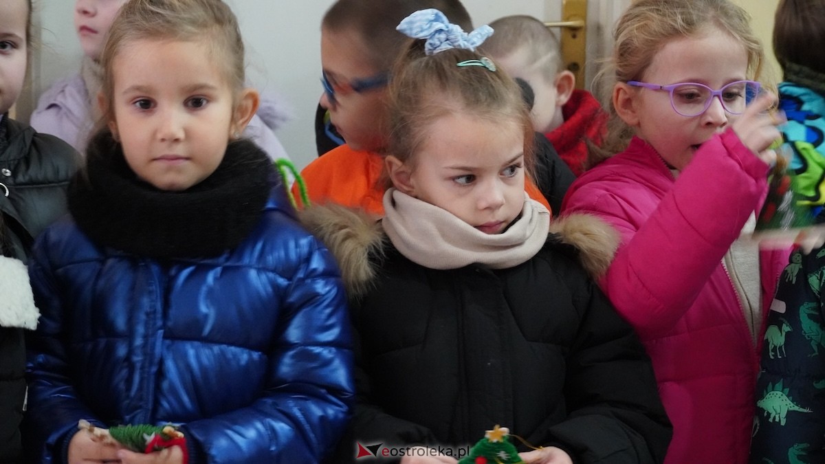 Ostrołęckie przedszkola wspólnie udekorowały choinkę w Handlowcu [4.12.2025] - zdjęcie #64 - eOstroleka.pl