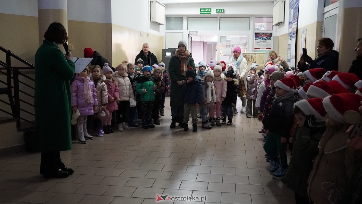 Ostrołęckie przedszkola wspólnie udekorowały choinkę w Handlowcu [4.12.2025] - zdjęcie #61 - eOstroleka.pl