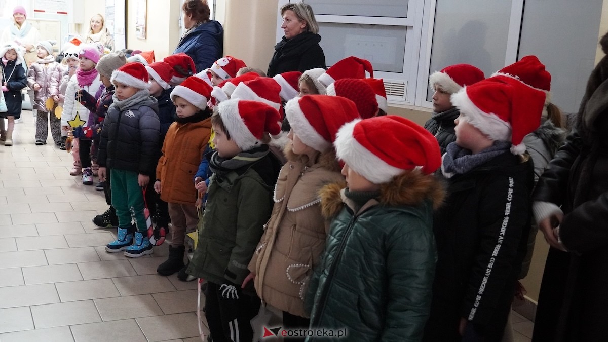 Ostrołęckie przedszkola wspólnie udekorowały choinkę w Handlowcu [4.12.2025] - zdjęcie #59 - eOstroleka.pl