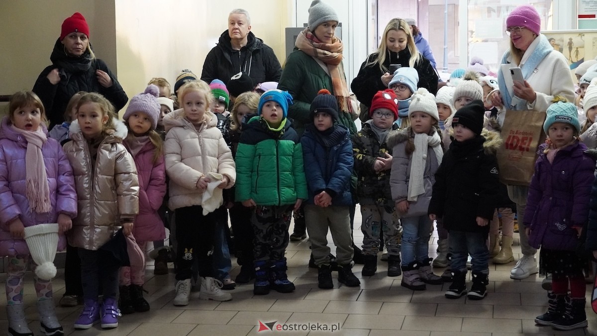 Ostrołęckie przedszkola wspólnie udekorowały choinkę w Handlowcu [4.12.2025] - zdjęcie #56 - eOstroleka.pl