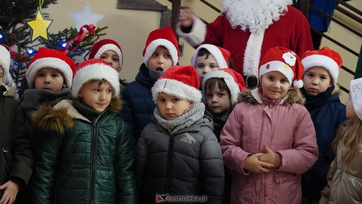Ostrołęckie przedszkola wspólnie udekorowały choinkę w Handlowcu [4.12.2025] - zdjęcie #53 - eOstroleka.pl