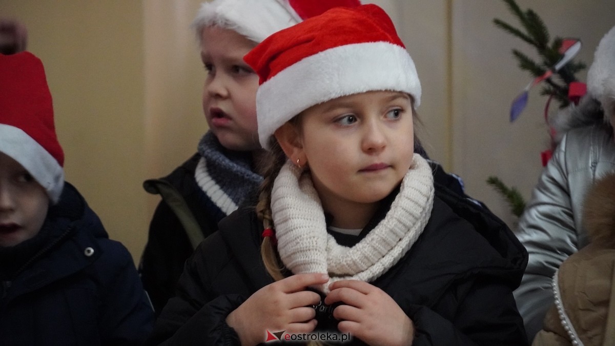 Ostrołęckie przedszkola wspólnie udekorowały choinkę w Handlowcu [4.12.2025] - zdjęcie #46 - eOstroleka.pl