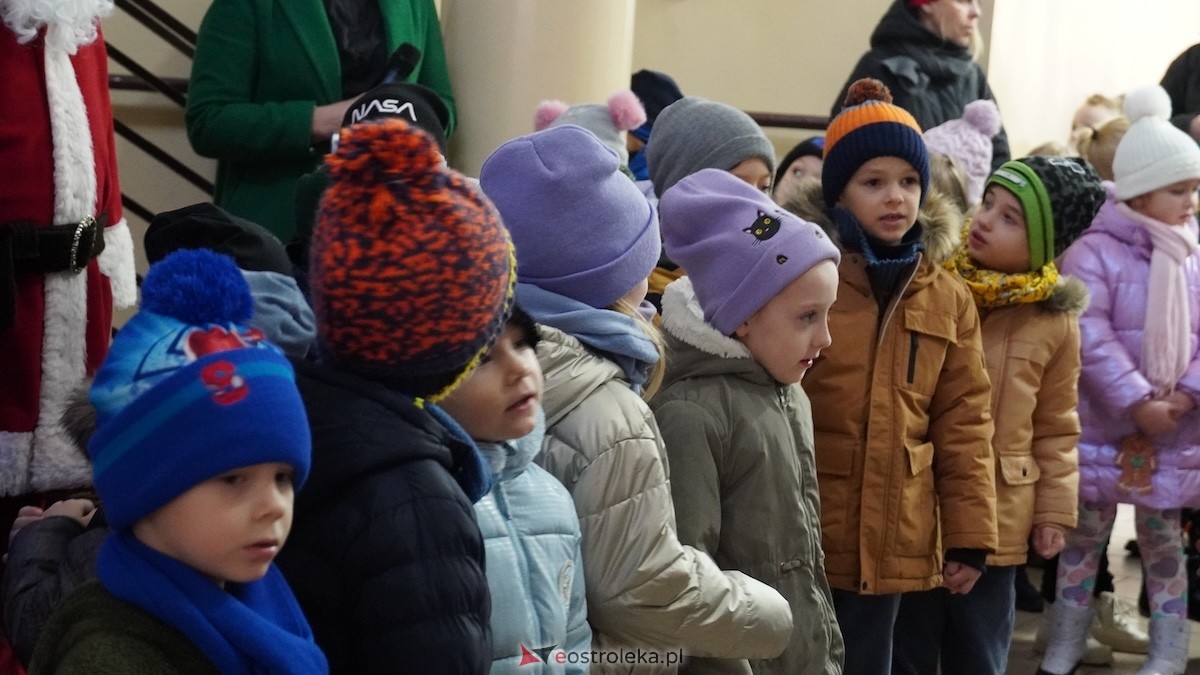 Ostrołęckie przedszkola wspólnie udekorowały choinkę w Handlowcu [4.12.2025] - zdjęcie #43 - eOstroleka.pl