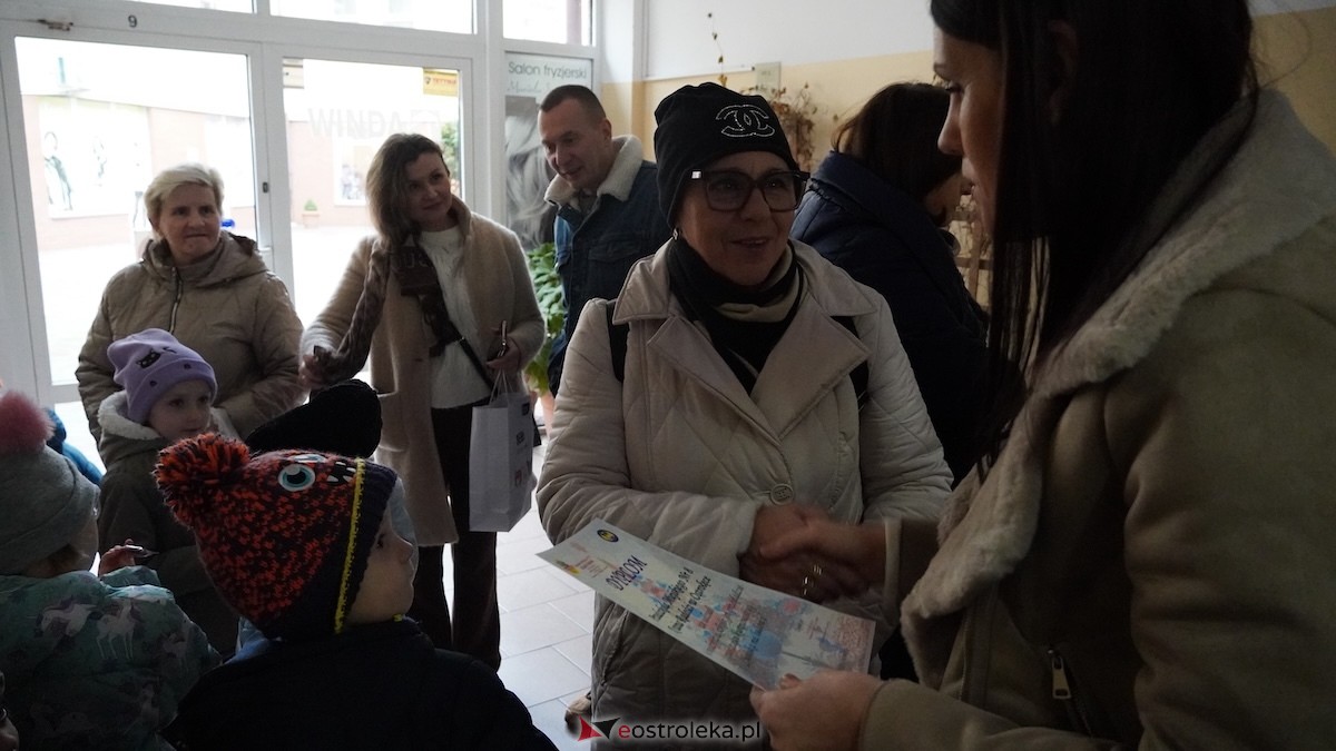 Ostrołęckie przedszkola wspólnie udekorowały choinkę w Handlowcu [4.12.2025] - zdjęcie #40 - eOstroleka.pl