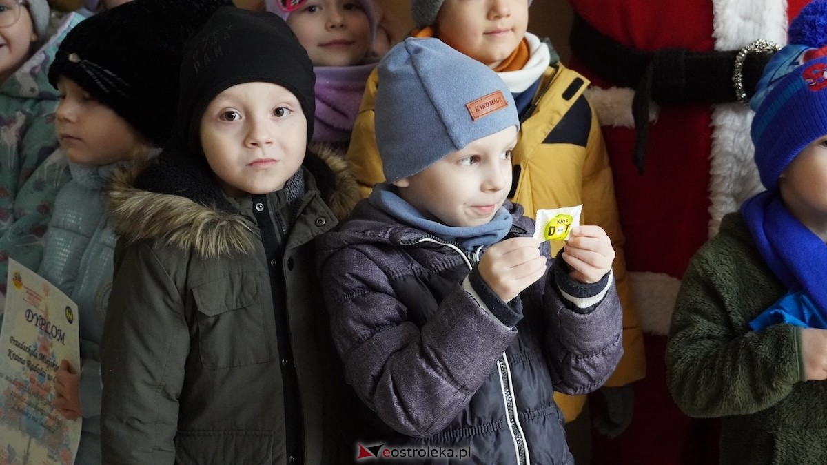 Ostrołęckie przedszkola wspólnie udekorowały choinkę w Handlowcu [4.12.2025] - zdjęcie #35 - eOstroleka.pl