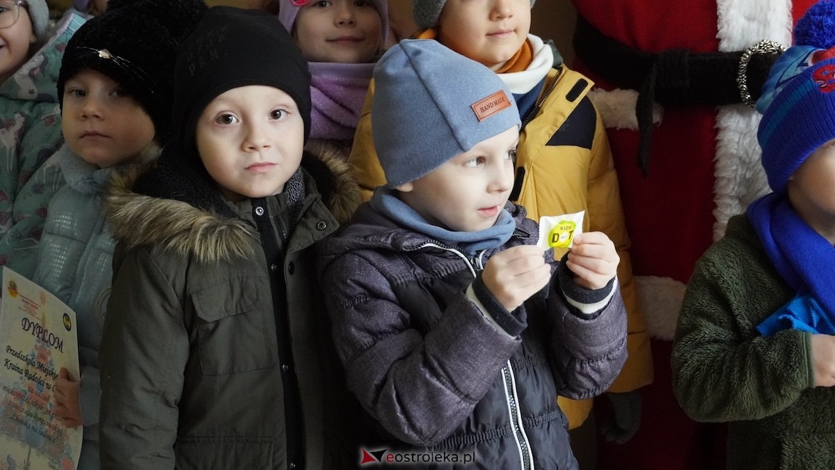 Ostrołęckie przedszkola wspólnie udekorowały choinkę w Handlowcu [4.12.2025] - zdjęcie #34 - eOstroleka.pl