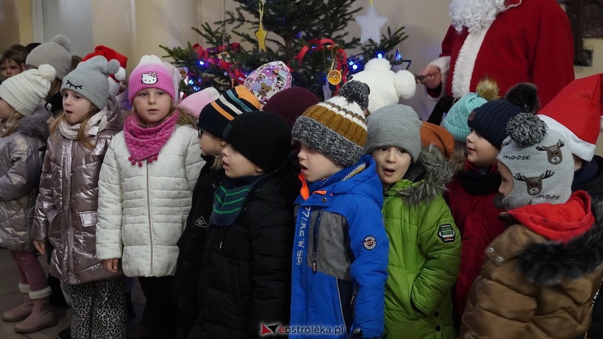 Ostrołęckie przedszkola wspólnie udekorowały choinkę w Handlowcu [4.12.2025] - zdjęcie #26 - eOstroleka.pl