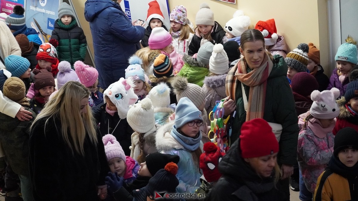 Ostrołęckie przedszkola wspólnie udekorowały choinkę w Handlowcu [4.12.2025] - zdjęcie #22 - eOstroleka.pl
