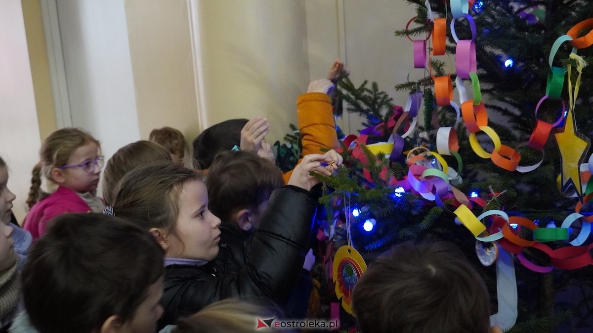 Ostrołęckie przedszkola wspólnie udekorowały choinkę w Handlowcu [4.12.2025] - zdjęcie #21 - eOstroleka.pl