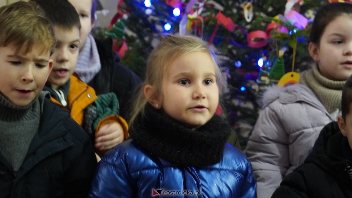 Ostrołęckie przedszkola wspólnie udekorowały choinkę w Handlowcu [4.12.2025] - zdjęcie #18 - eOstroleka.pl
