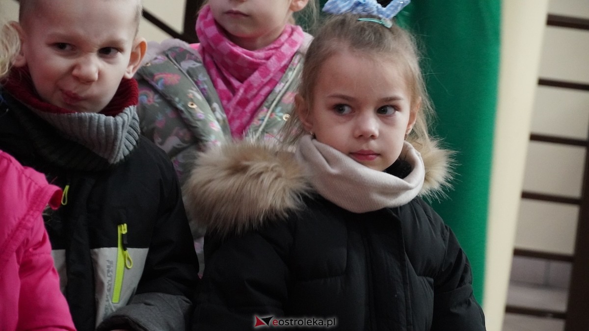 Ostrołęckie przedszkola wspólnie udekorowały choinkę w Handlowcu [4.12.2025] - zdjęcie #16 - eOstroleka.pl