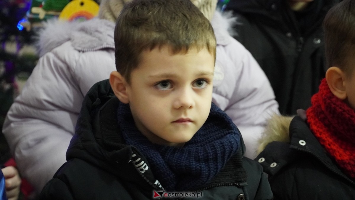 Ostrołęckie przedszkola wspólnie udekorowały choinkę w Handlowcu [4.12.2025] - zdjęcie #11 - eOstroleka.pl