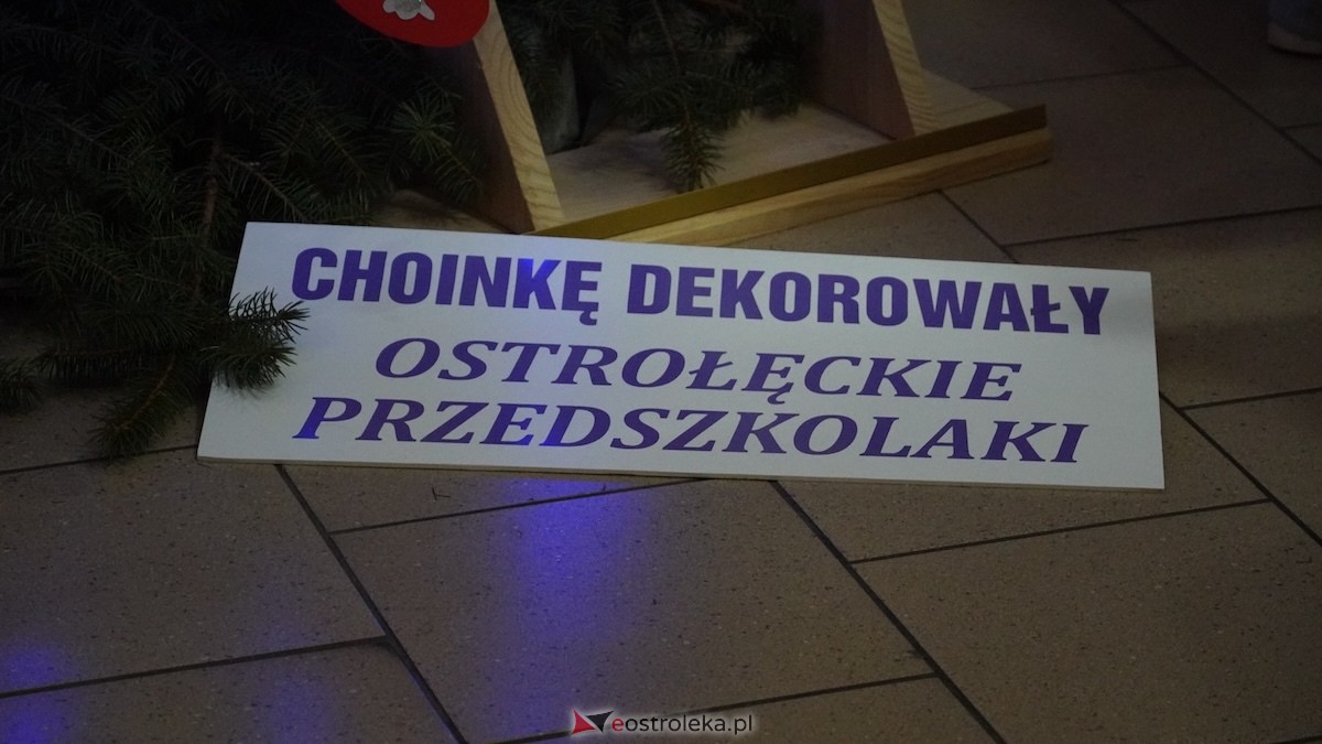 Ostrołęckie przedszkola wspólnie udekorowały choinkę w Handlowcu [4.12.2025] - zdjęcie #4 - eOstroleka.pl