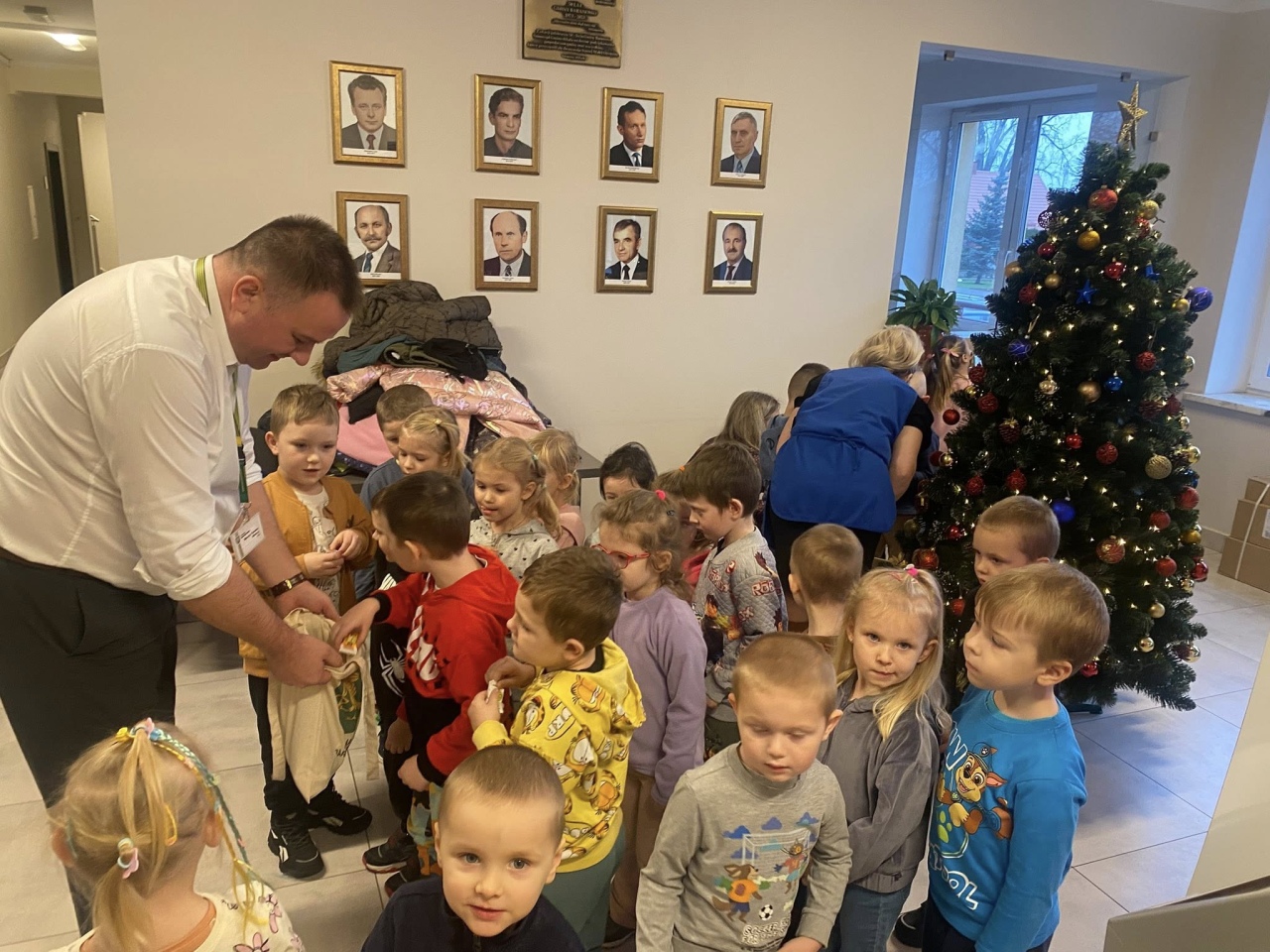 Dekorowanie choinki w Baranowie, fot. UG Baranowo [4.12.2025] - zdjęcie #1 - eOstroleka.pl