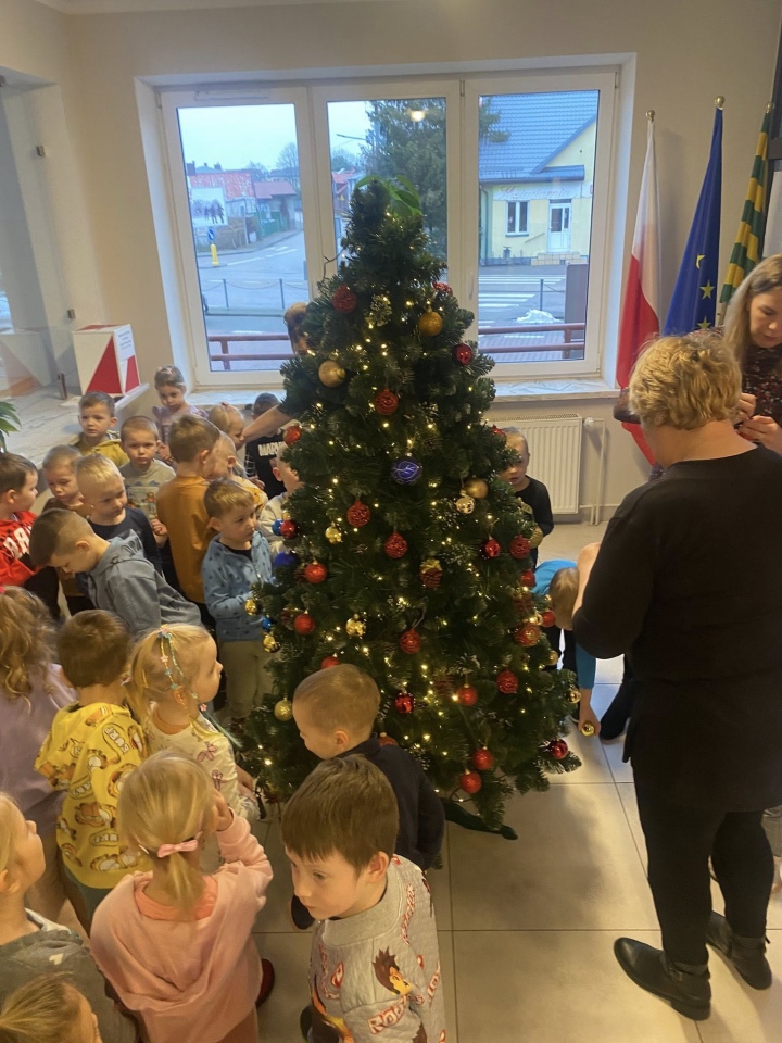 Dekorowanie choinki w Baranowie, fot. UG Baranowo [4.12.2025] - zdjęcie #4 - eOstroleka.pl