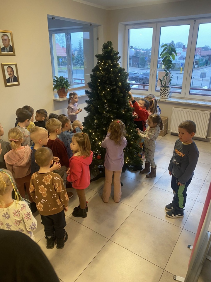 Dekorowanie choinki w Baranowie, fot. UG Baranowo [4.12.2025] - zdjęcie #2 - eOstroleka.pl
