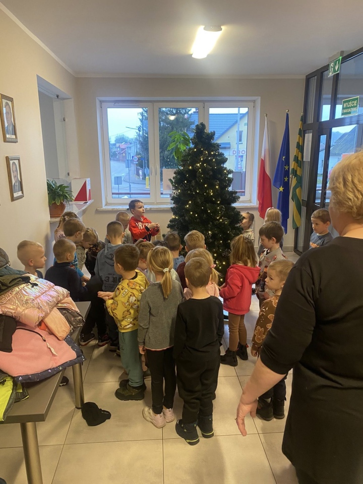 Dekorowanie choinki w Baranowie, fot. UG Baranowo [4.12.2025] - zdjęcie #3 - eOstroleka.pl
