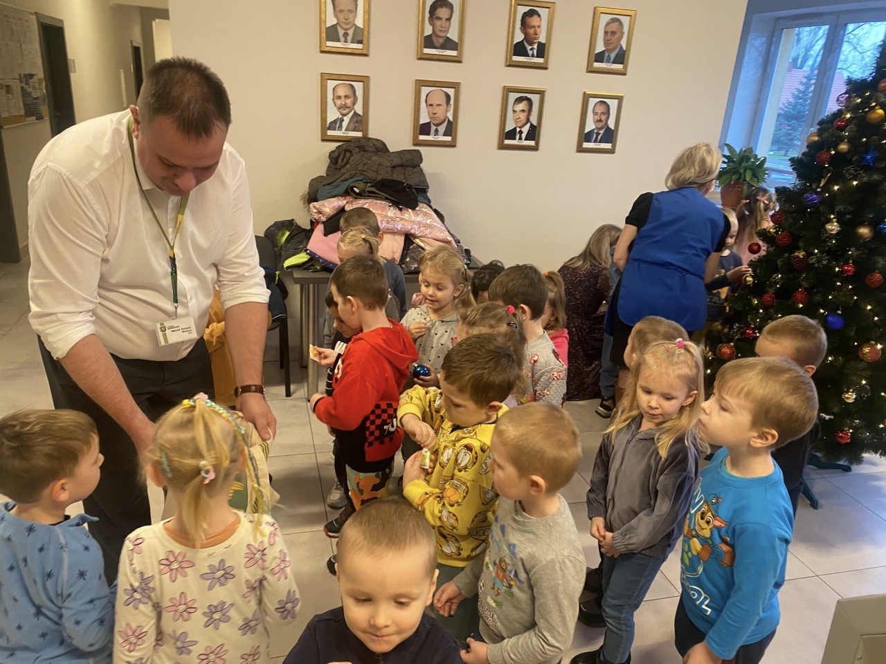 Dekorowanie choinki w Baranowie, fot. UG Baranowo [4.12.2025] - zdjęcie #6 - eOstroleka.pl