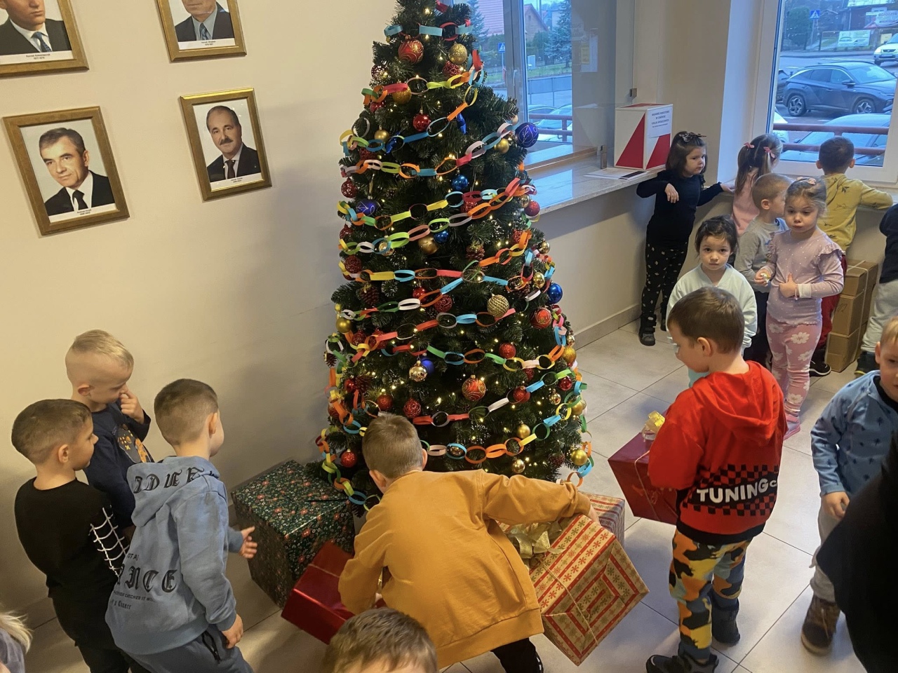 Dekorowanie choinki w Baranowie, fot. UG Baranowo [4.12.2025] - zdjęcie #11 - eOstroleka.pl