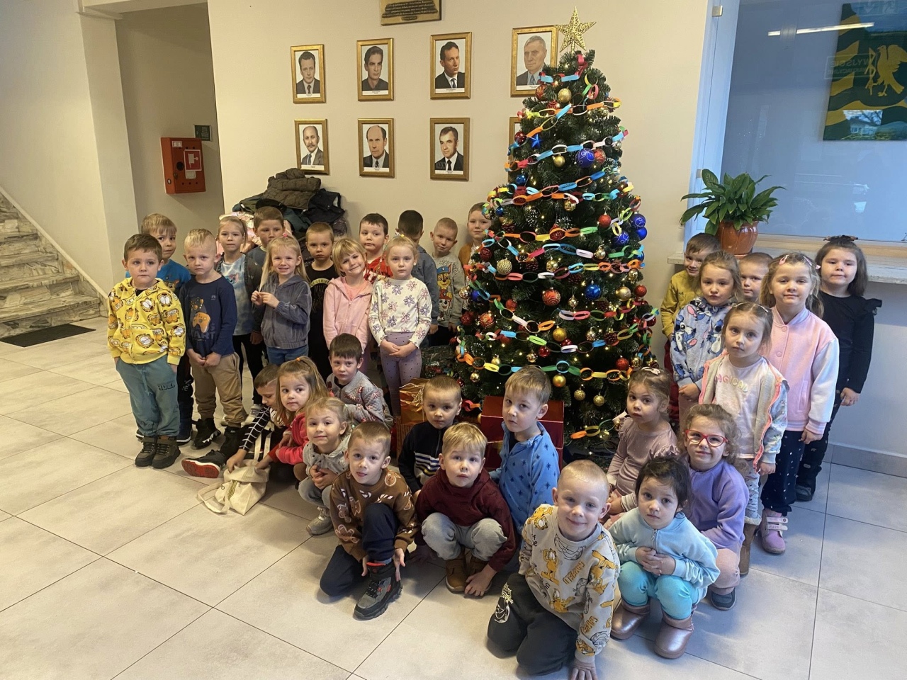 Dekorowanie choinki w Baranowie, fot. UG Baranowo [4.12.2025] - zdjęcie #12 - eOstroleka.pl