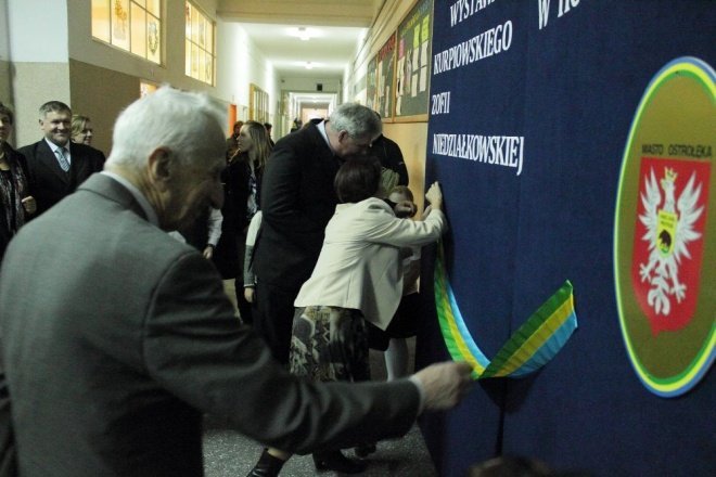 Wystawa rękodzieła kurpiowskiego - W hołdzie Zofii Niedziałkowskiej [04.11.2011] - zdjęcie #21 - eOstroleka.pl