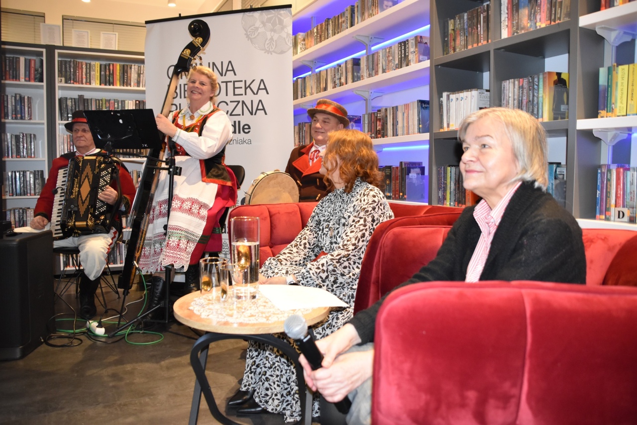 Dawne życie na Kurpiach: pamięci Marianny Staśkiewicz w gminnej bibliotece fot. Gmina Kadzidło  [3.12.2025] - zdjęcie #75 - eOstroleka.pl