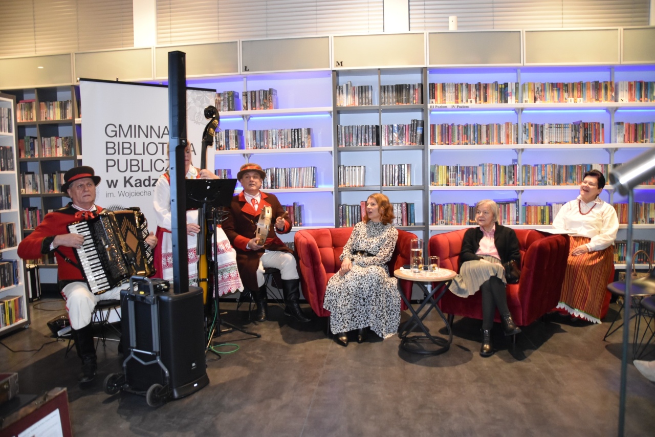 Dawne życie na Kurpiach: pamięci Marianny Staśkiewicz w gminnej bibliotece fot. Gmina Kadzidło  [3.12.2025] - zdjęcie #74 - eOstroleka.pl