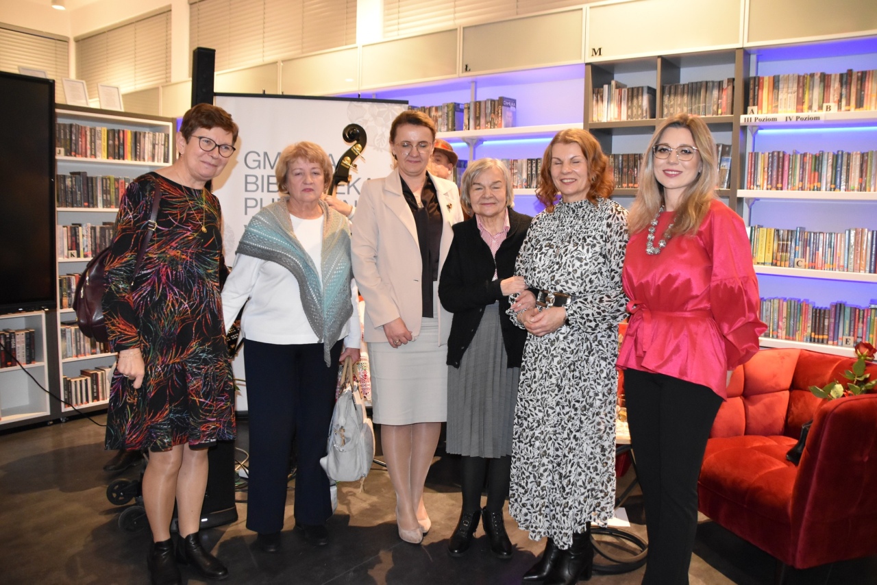 Dawne życie na Kurpiach: pamięci Marianny Staśkiewicz w gminnej bibliotece fot. Gmina Kadzidło  [3.12.2025] - zdjęcie #72 - eOstroleka.pl