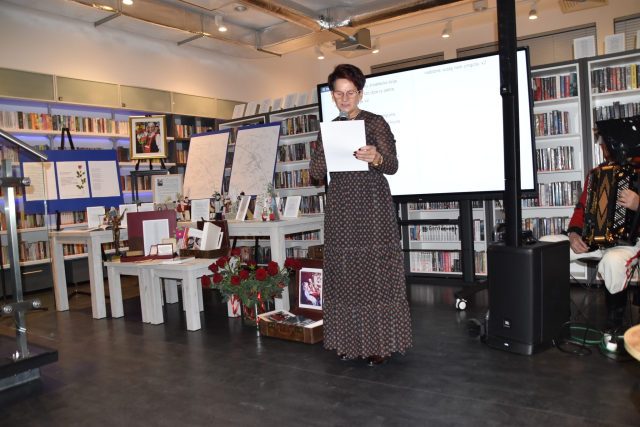 Dawne życie na Kurpiach: pamięci Marianny Staśkiewicz w gminnej bibliotece fot. Gmina Kadzidło  [3.12.2025] - zdjęcie #67 - eOstroleka.pl