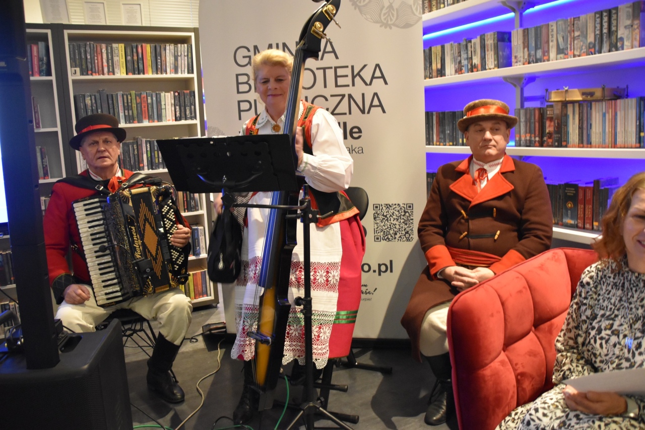 Dawne życie na Kurpiach: pamięci Marianny Staśkiewicz w gminnej bibliotece fot. Gmina Kadzidło  [3.12.2025] - zdjęcie #65 - eOstroleka.pl