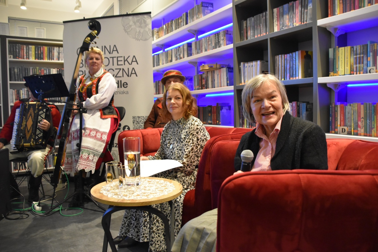 Dawne życie na Kurpiach: pamięci Marianny Staśkiewicz w gminnej bibliotece fot. Gmina Kadzidło  [3.12.2025] - zdjęcie #62 - eOstroleka.pl