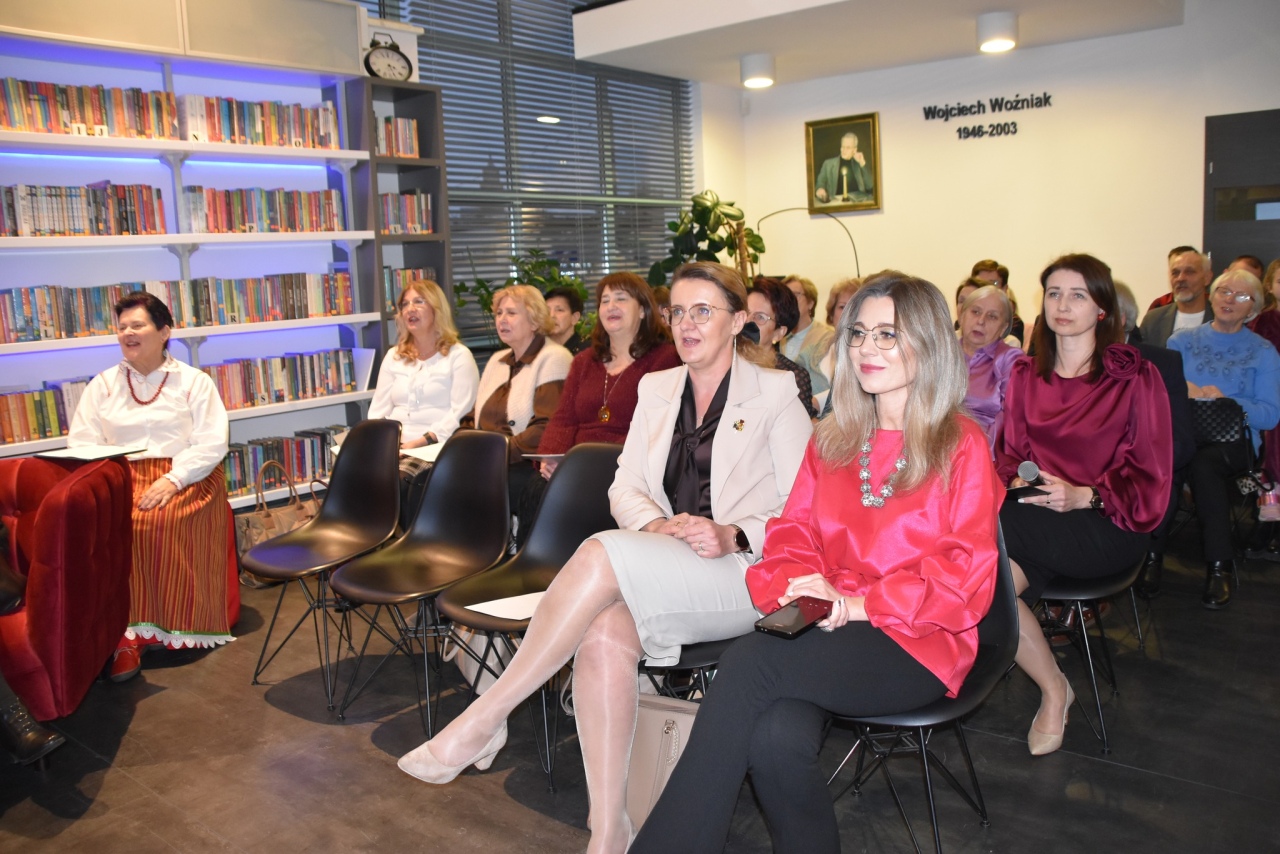 Dawne życie na Kurpiach: pamięci Marianny Staśkiewicz w gminnej bibliotece fot. Gmina Kadzidło  [3.12.2025] - zdjęcie #36 - eOstroleka.pl