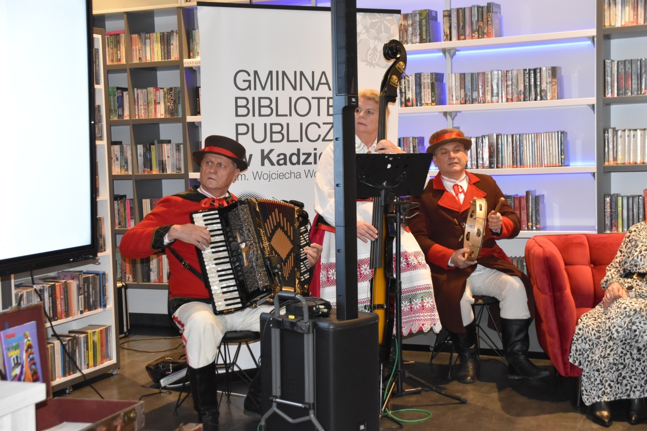 Dawne życie na Kurpiach: pamięci Marianny Staśkiewicz w gminnej bibliotece fot. Gmina Kadzidło  [3.12.2025] - zdjęcie #18 - eOstroleka.pl