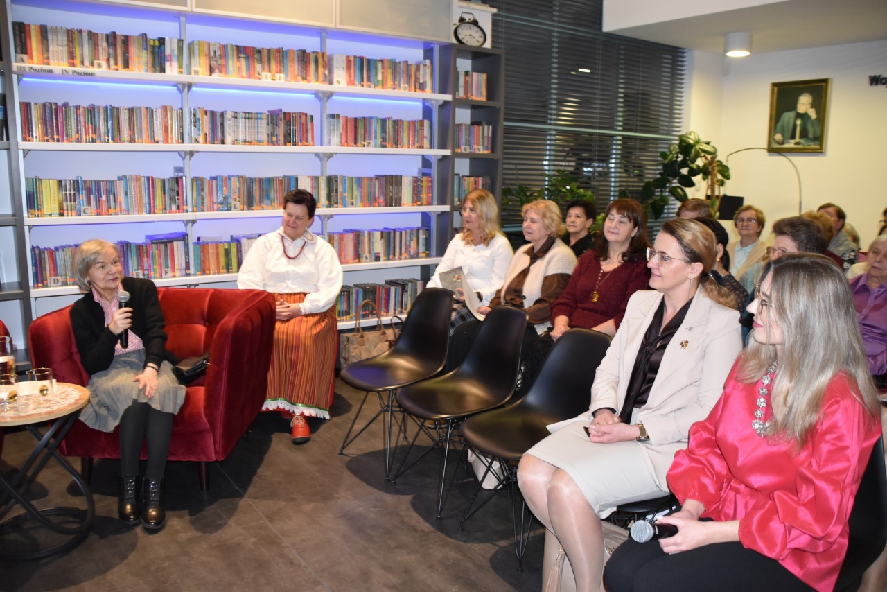 Dawne życie na Kurpiach: pamięci Marianny Staśkiewicz w gminnej bibliotece fot. Gmina Kadzidło  [3.12.2025] - zdjęcie #10 - eOstroleka.pl