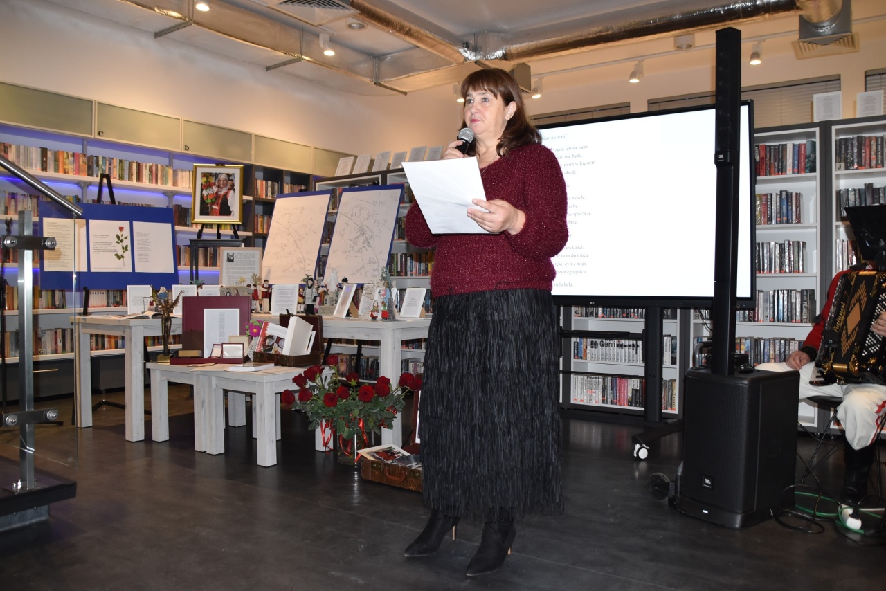 Dawne życie na Kurpiach: pamięci Marianny Staśkiewicz w gminnej bibliotece fot. Gmina Kadzidło  [3.12.2025] - zdjęcie #1 - eOstroleka.pl