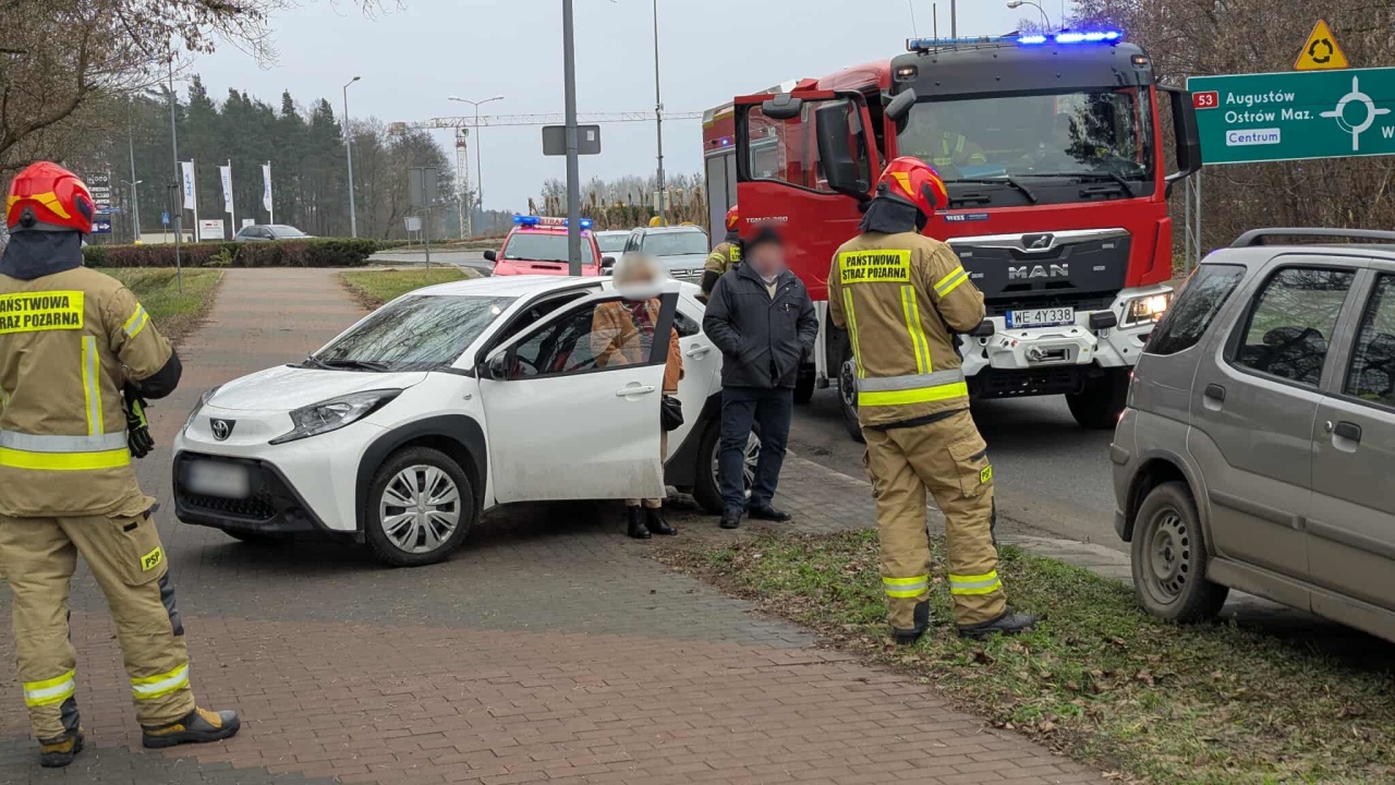 Potrącenie pieszego na rondzie im. Łupaszki [05.12.2025] - zdjęcie #3 - eOstroleka.pl