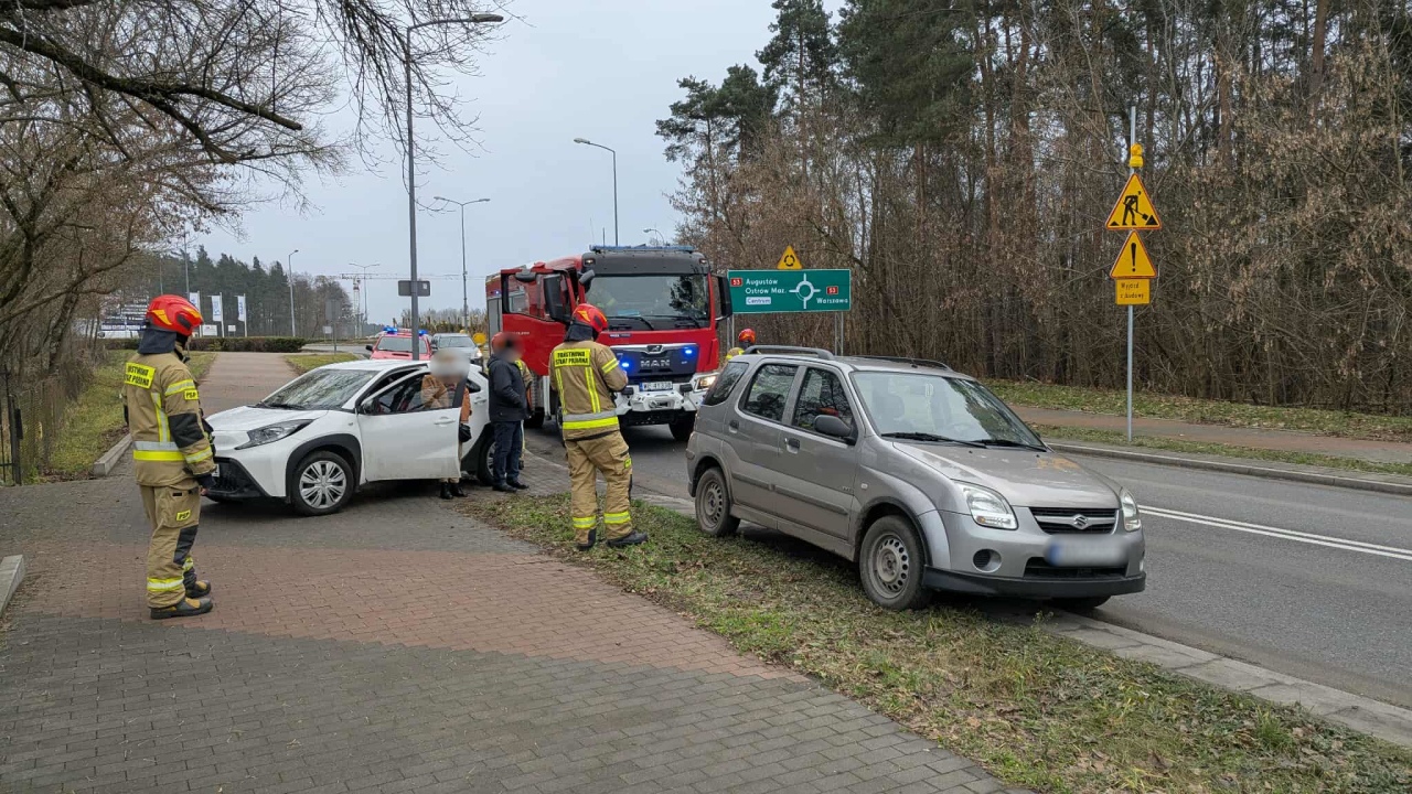 Potrącenie pieszego na rondzie im. Łupaszki [05.12.2025] - zdjęcie #2 - eOstroleka.pl