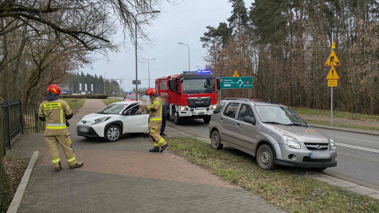 Potrącenie pieszego na rondzie im. Łupaszki [05.12.2025] - zdjęcie #1 - eOstroleka.pl