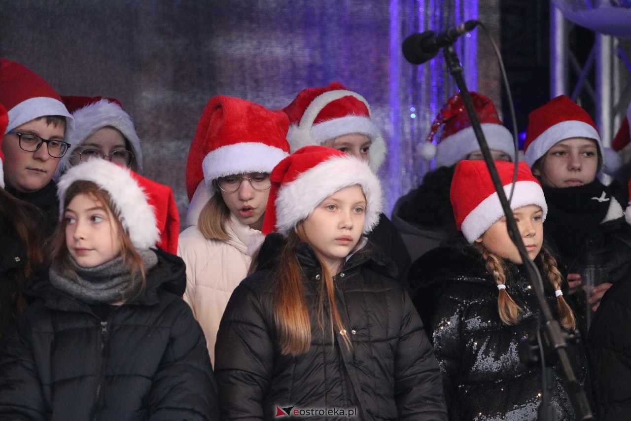 Jarmark Bożonarodzeniowy w Ostrołęce - występy dzieci [5.12.2025] - zdjęcie #141 - eOstroleka.pl
