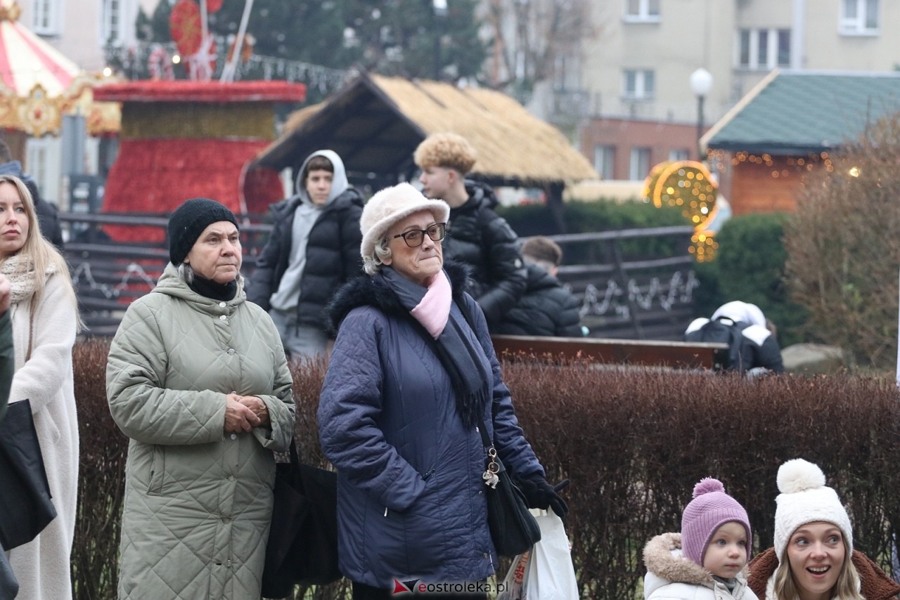 Jarmark Bożonarodzeniowy w Ostrołęce - występy dzieci [5.12.2025] - zdjęcie #126 - eOstroleka.pl