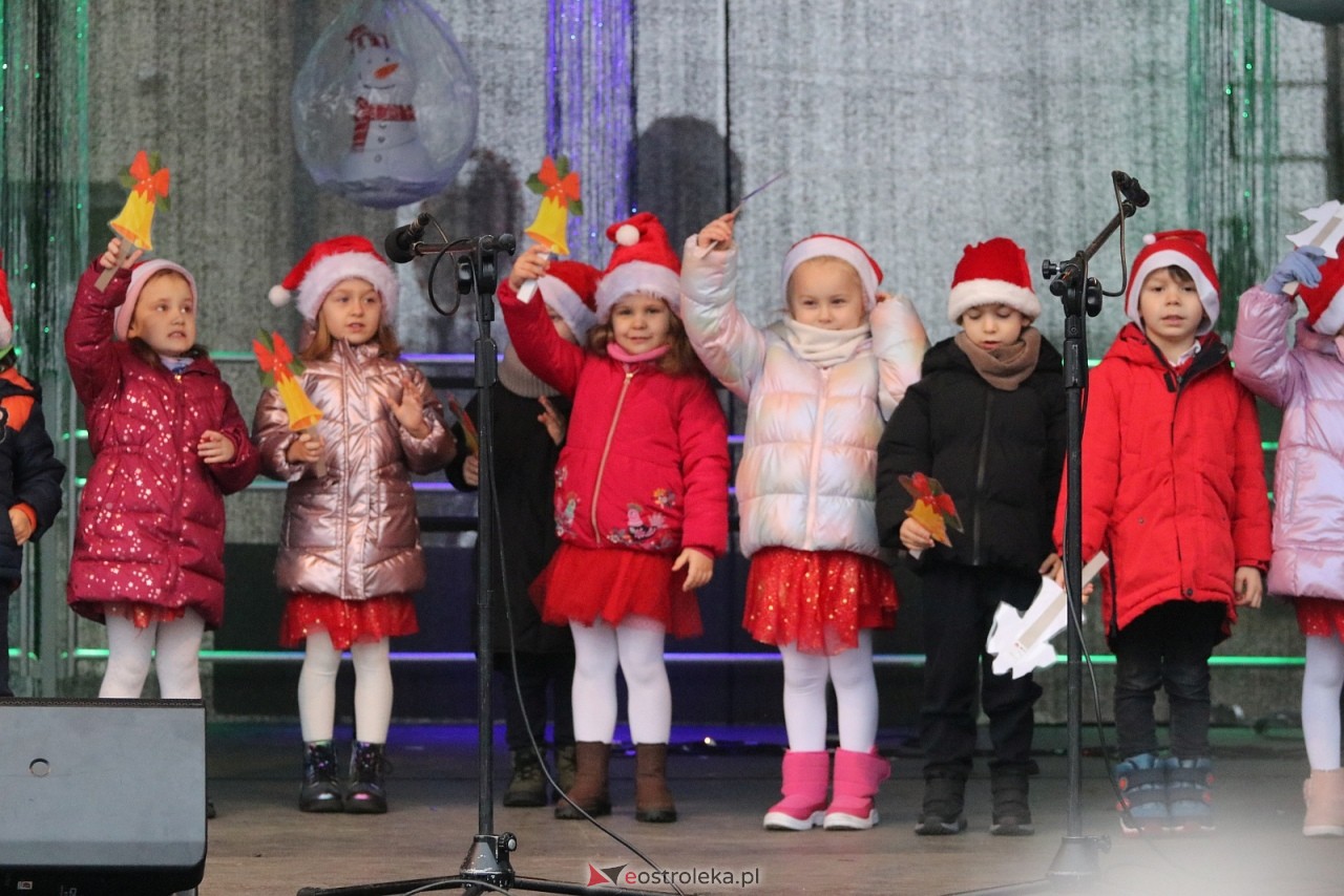 Jarmark Bożonarodzeniowy w Ostrołęce - występy dzieci [5.12.2025] - zdjęcie #105 - eOstroleka.pl
