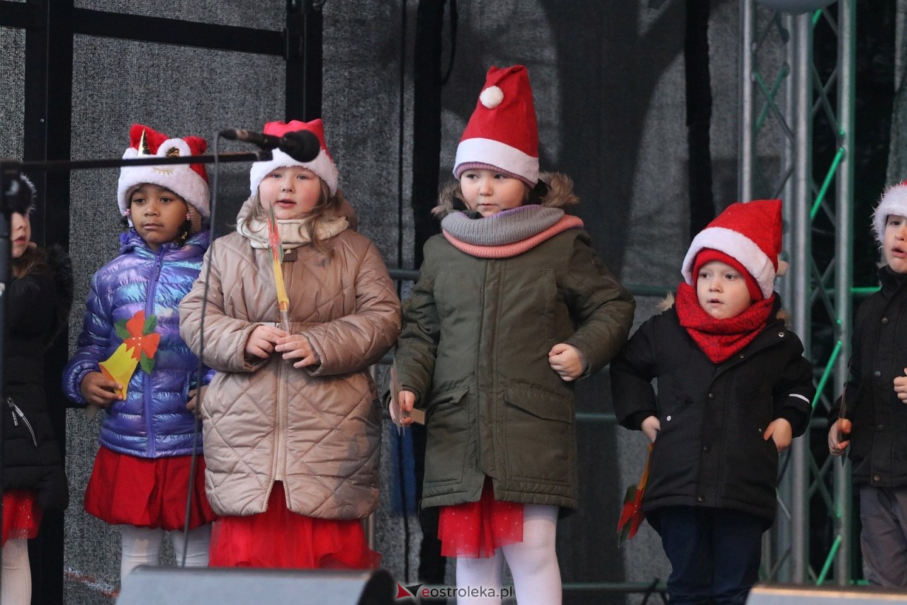 Jarmark Bożonarodzeniowy w Ostrołęce - występy dzieci [5.12.2025] - zdjęcie #100 - eOstroleka.pl