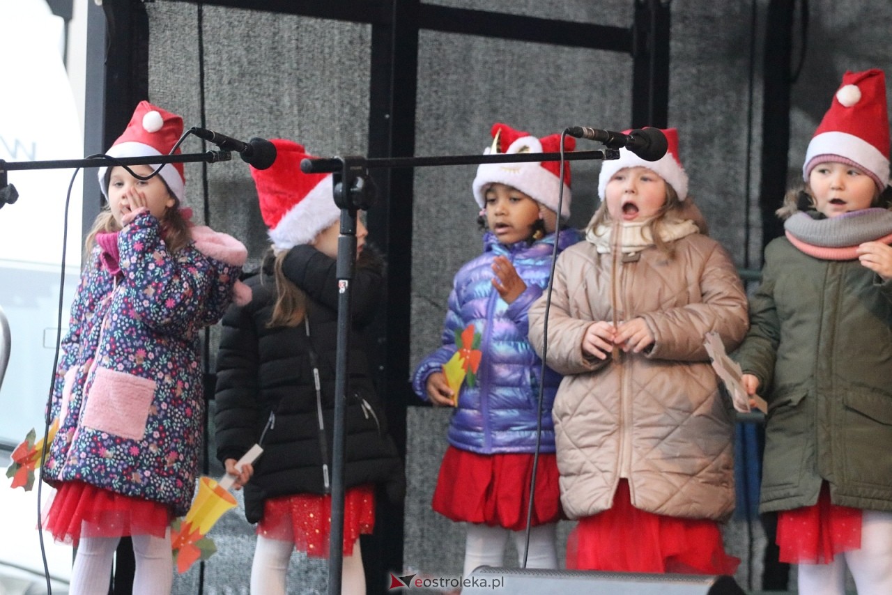 Jarmark Bożonarodzeniowy w Ostrołęce - występy dzieci [5.12.2025] - zdjęcie #99 - eOstroleka.pl