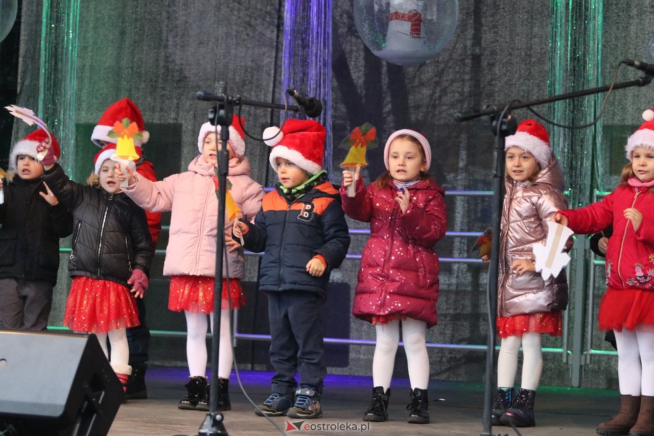 Jarmark Bożonarodzeniowy w Ostrołęce - występy dzieci [5.12.2025] - zdjęcie #98 - eOstroleka.pl