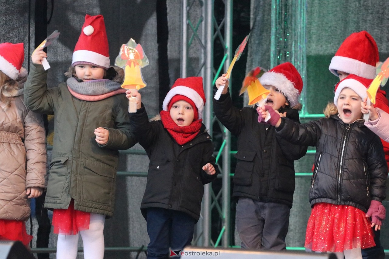 Jarmark Bożonarodzeniowy w Ostrołęce - występy dzieci [5.12.2025] - zdjęcie #97 - eOstroleka.pl