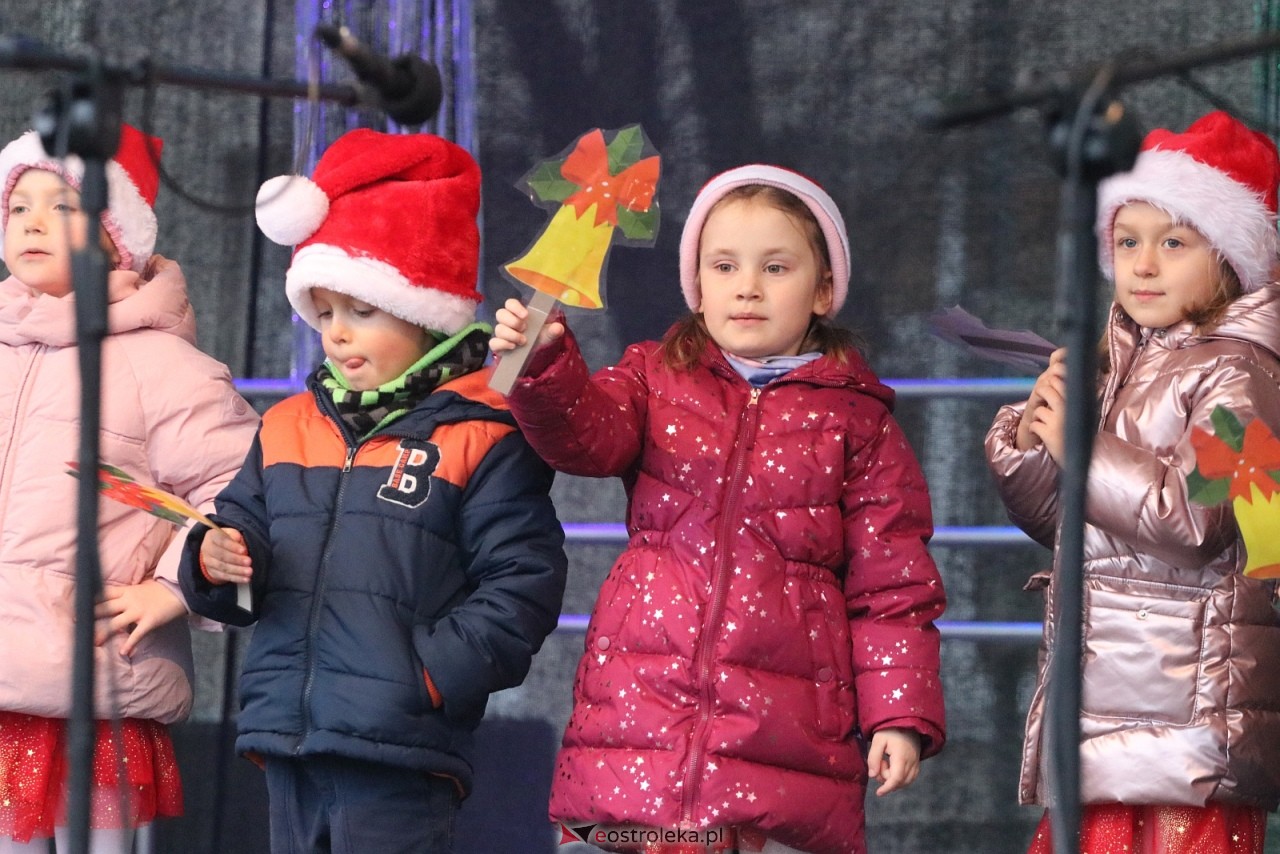 Jarmark Bożonarodzeniowy w Ostrołęce - występy dzieci [5.12.2025] - zdjęcie #96 - eOstroleka.pl