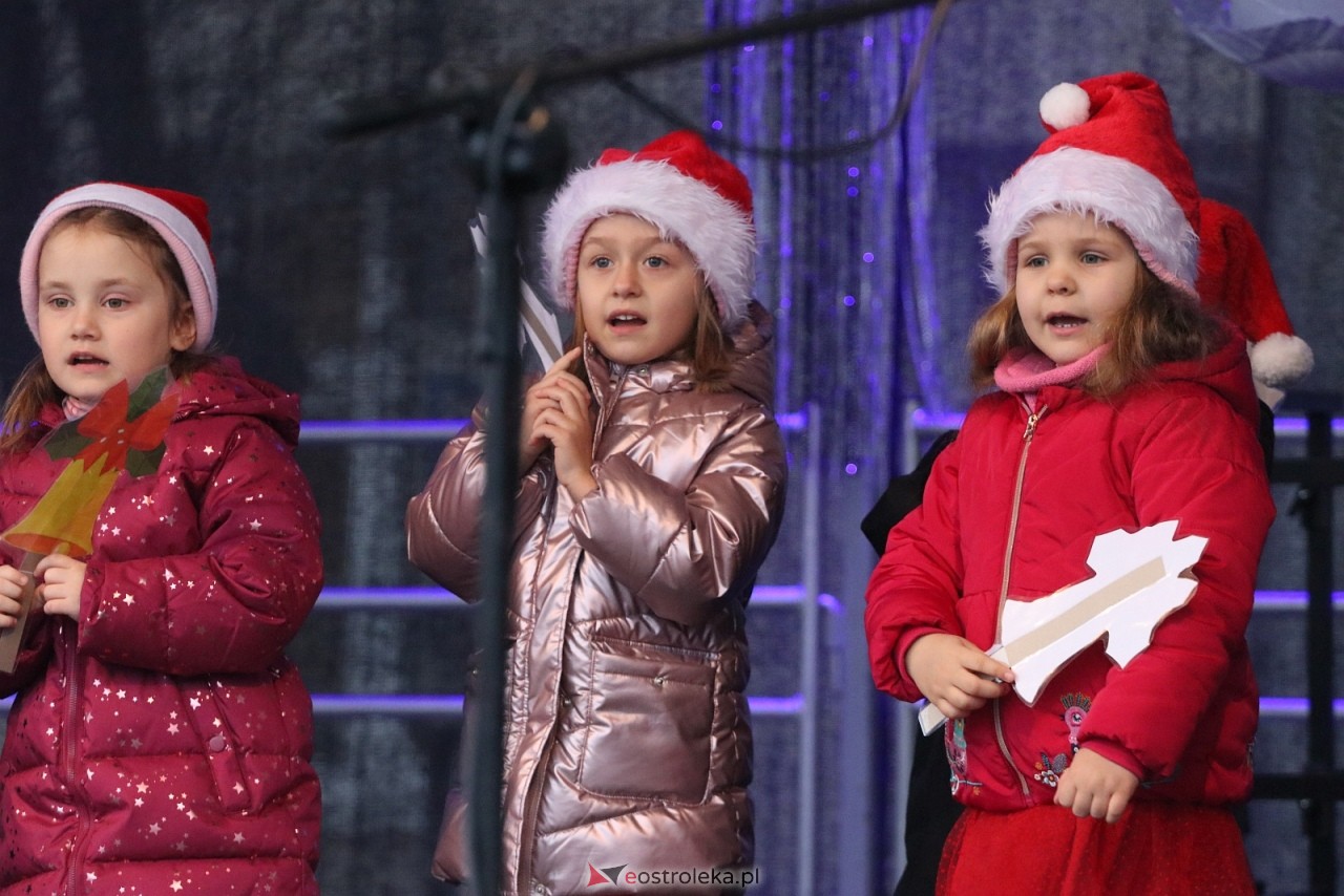 Jarmark Bożonarodzeniowy w Ostrołęce - występy dzieci [5.12.2025] - zdjęcie #95 - eOstroleka.pl