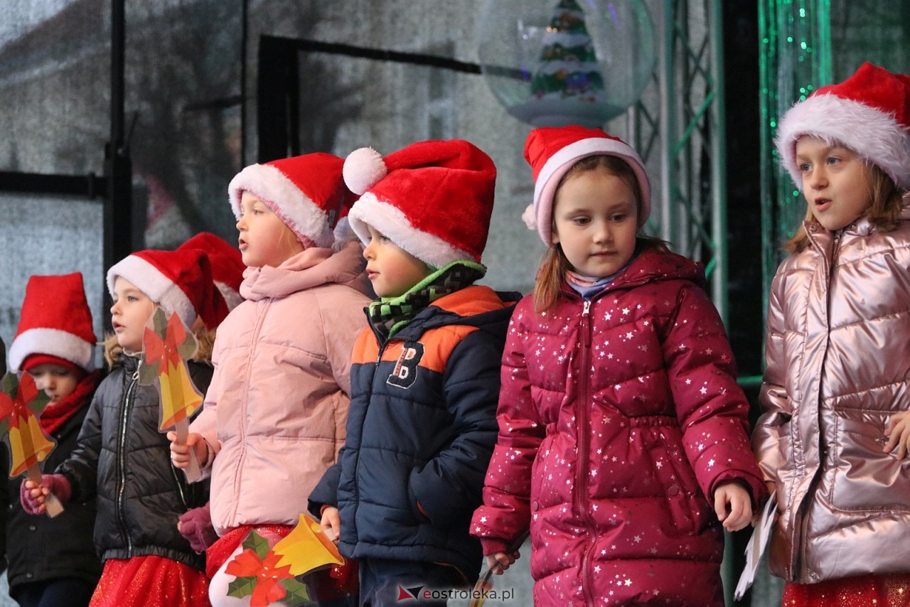 Jarmark Bożonarodzeniowy w Ostrołęce - występy dzieci [5.12.2025] - zdjęcie #93 - eOstroleka.pl